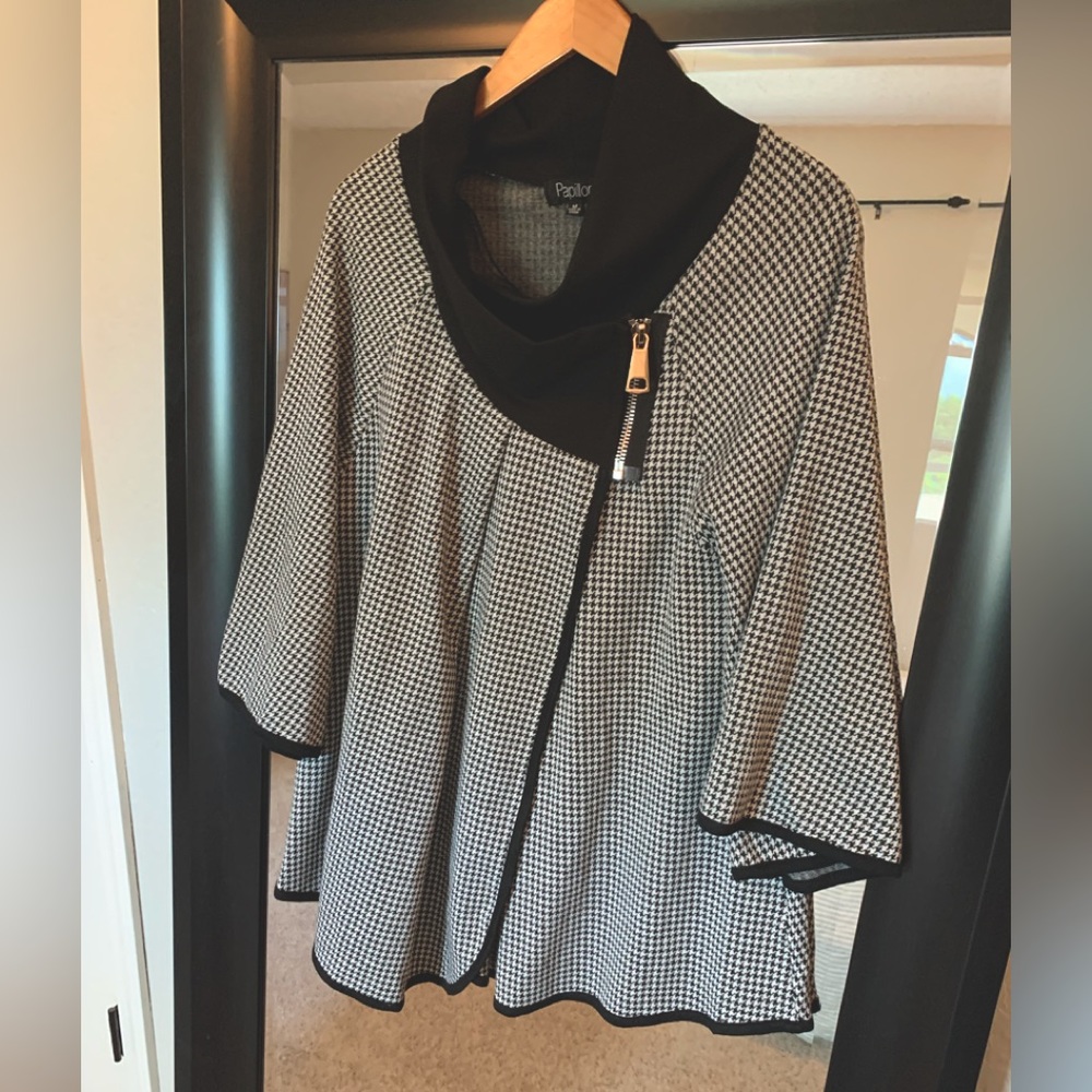 Papillon houndstooth patterned top, size medium